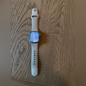 Apple Watch Series 7 (GPS) 41mm Aluminum Case - Starlight.